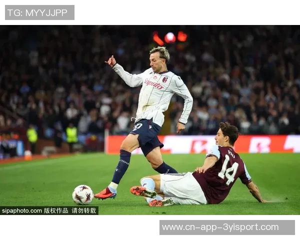 拉什福德在家观看阿斯顿维拉欧联比赛表达对老东家的支持与情感