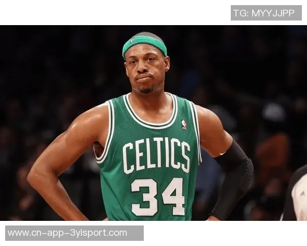 皮尔斯夜店偷瞄性感美女的紧张瞬间只需半秒转头避免被发现 皮尔斯夜店偷瞄性感美女的紧张瞬间只需半秒转头避免被发现