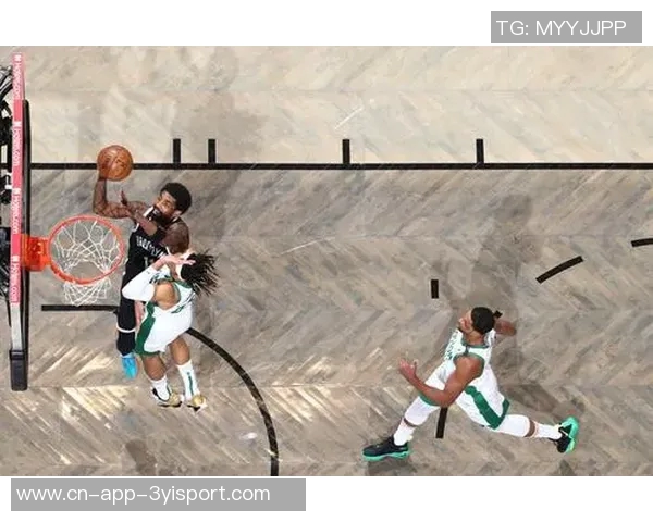 小南斯篮下强势进攻旱地拔葱单臂暴扣展现霸主风范