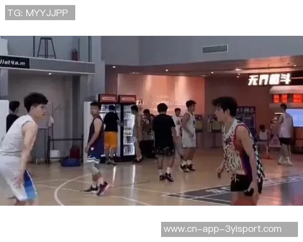 小南斯篮下强势进攻旱地拔葱单臂暴扣展现霸主风范