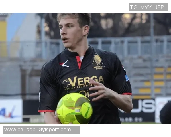 瓦拉内社媒晒与温格亨利合照观战科莫尤文重温足球传奇时刻